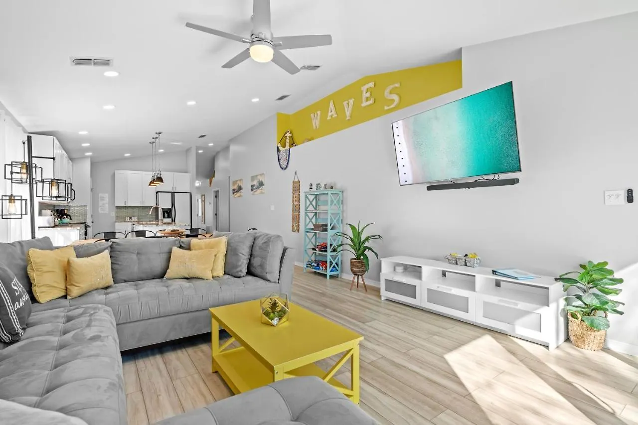 Luxurious Beach House, Private Heated Pool, Dedicated Office, Mins Walk To Beach & Shops Destin 0*,  United States
