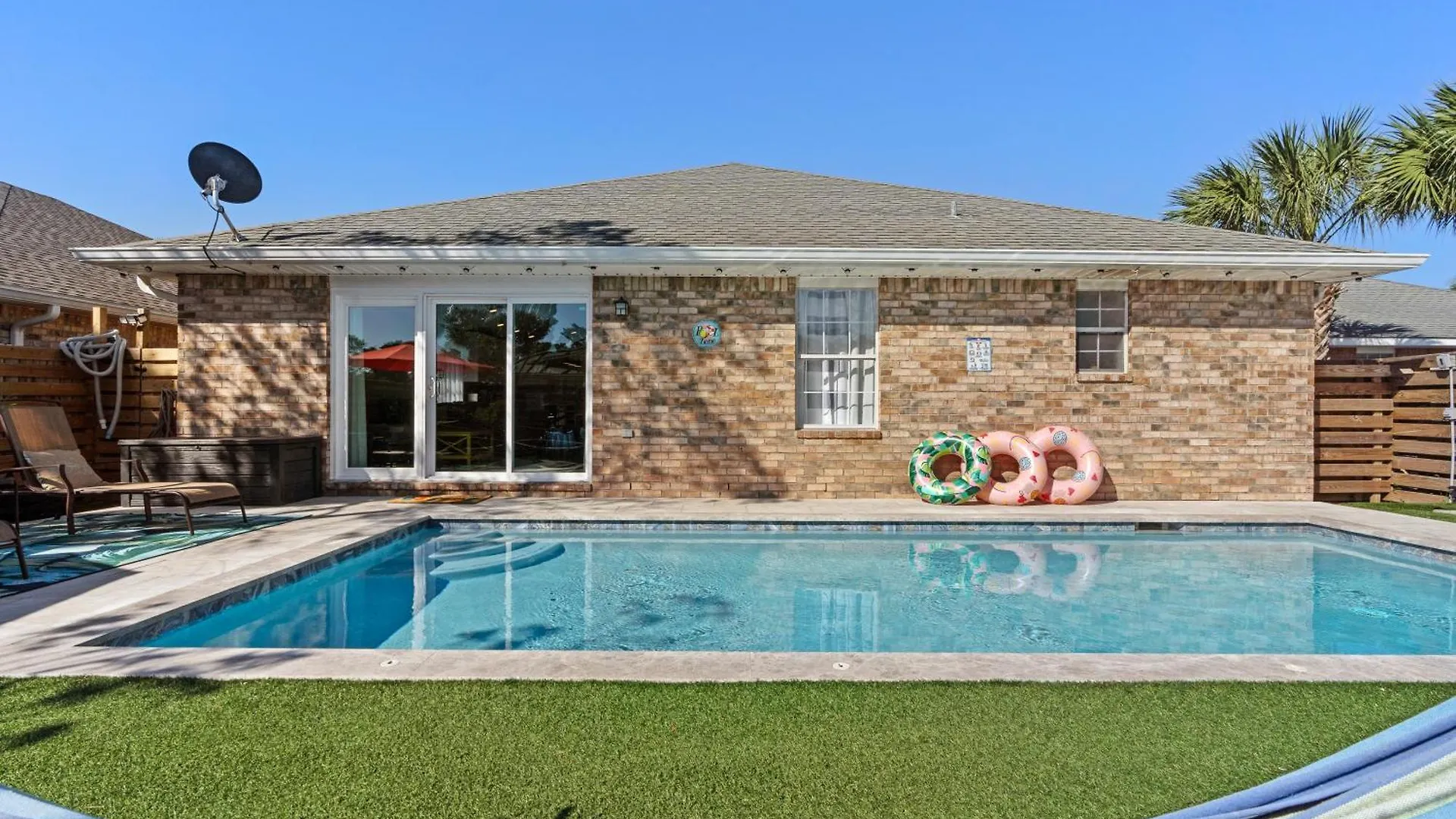 Holiday home Luxurious Beach House, Private Heated Pool, Dedicated Office, Mins Walk To Beach & Shops Destin United States