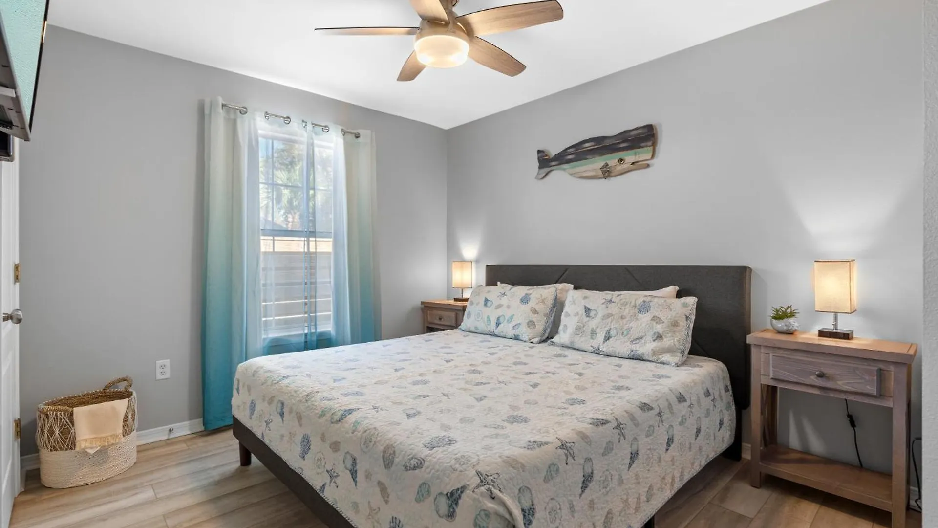Luxurious Beach House, Private Heated Pool, Dedicated Office, Mins Walk To Beach & Shops Destin Holiday home