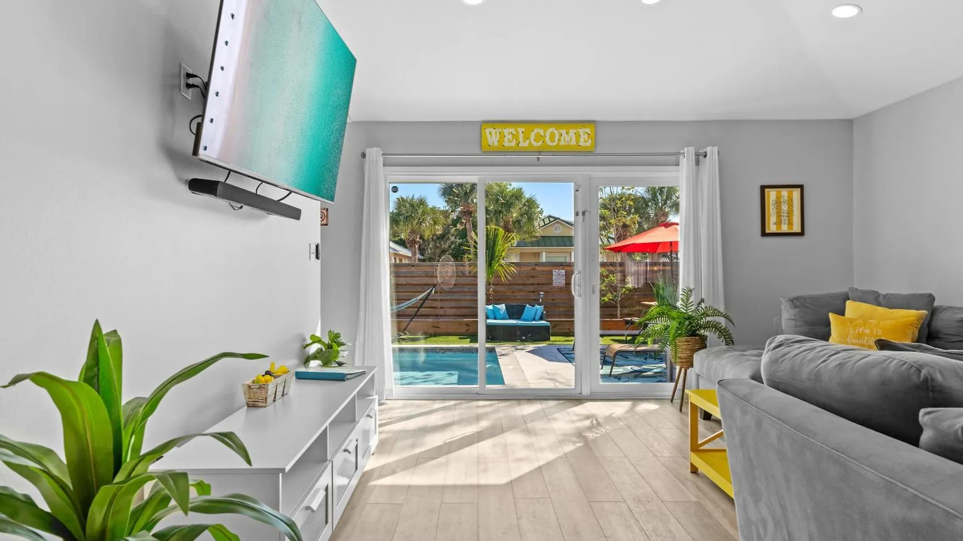 Luxurious Beach House, Private Heated Pool, Dedicated Office, Mins Walk To Beach & Shops Destin