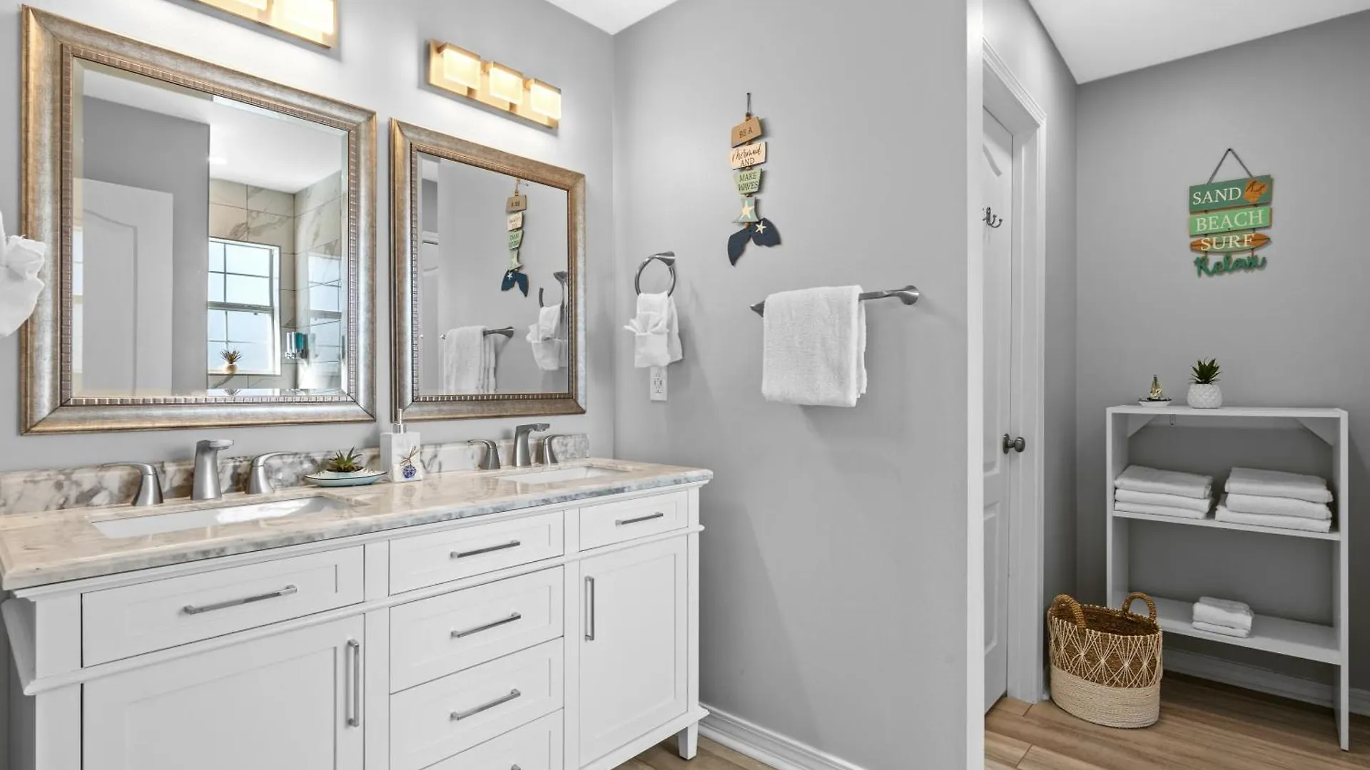 Luxurious Beach House, Private Heated Pool, Dedicated Office, Mins Walk To Beach & Shops Destin