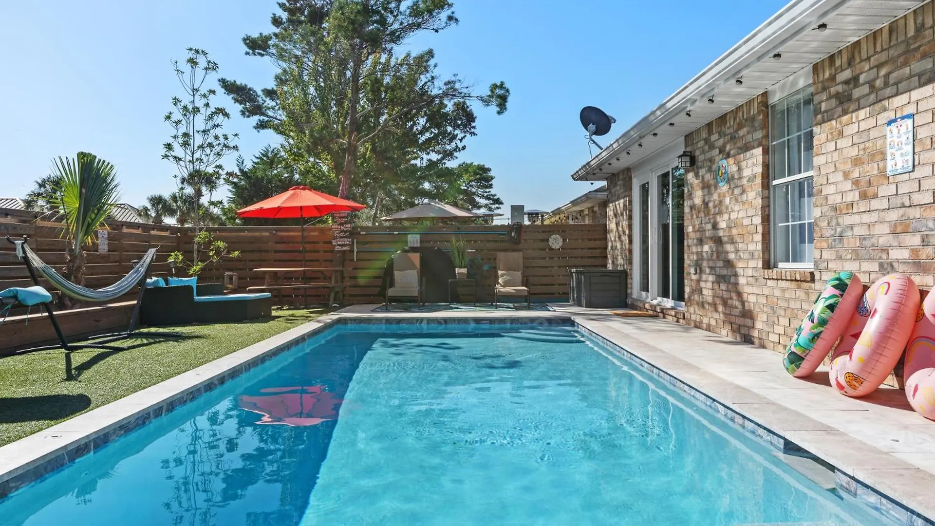 Luxurious Beach House, Private Heated Pool, Dedicated Office, Mins Walk To Beach & Shops Destin