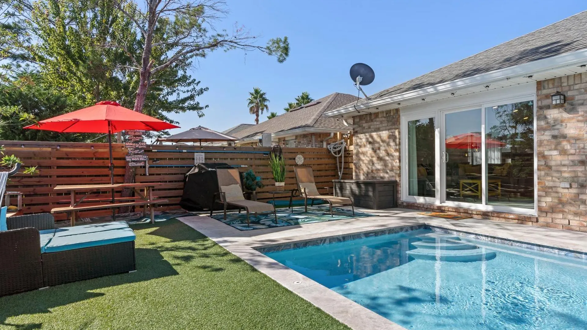 Luxurious Beach House, Private Heated Pool, Dedicated Office, Mins Walk To Beach & Shops Destin